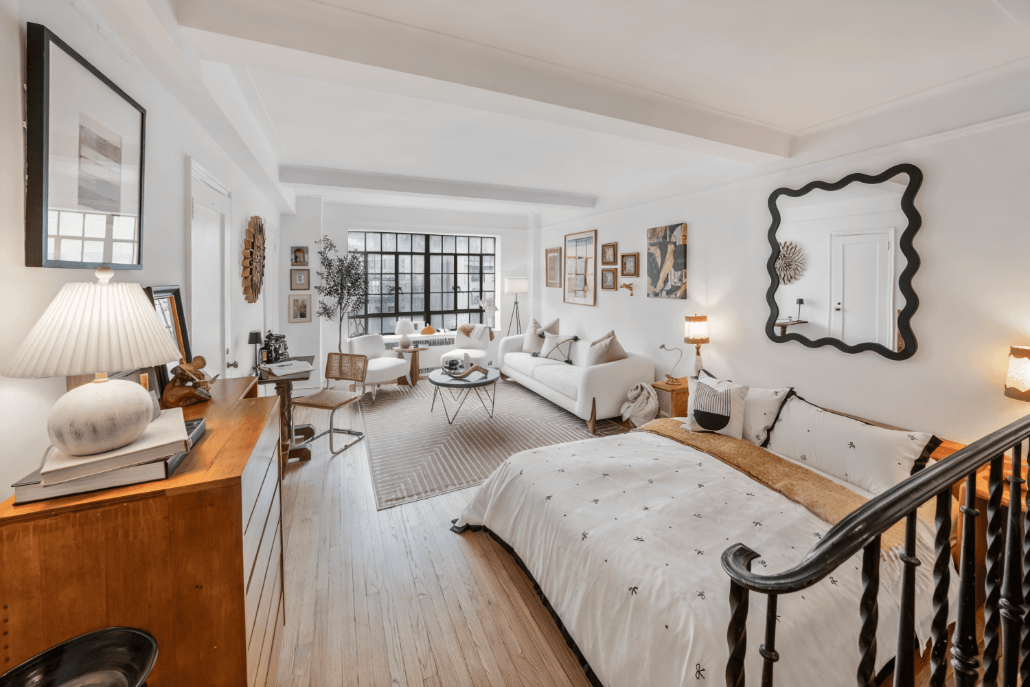 Welcome to Apartment 12H, a freshly updated studio in the historic 10 Park Avenue perfectly situated in the heart of Murray Hill.