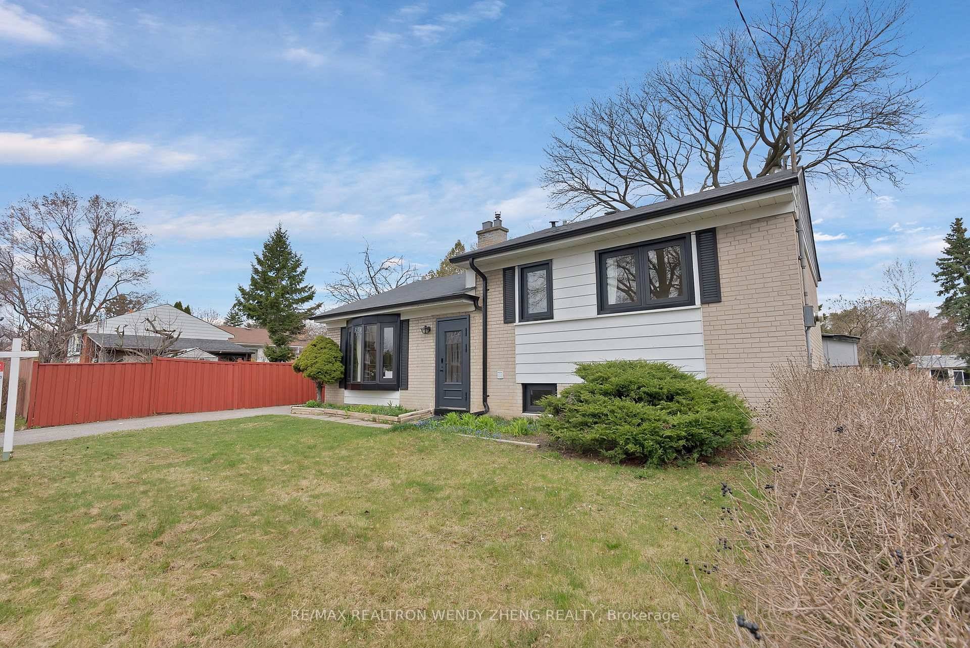 Stunning Renovated 3 Level Sidesplit in Prime Dorset Park !