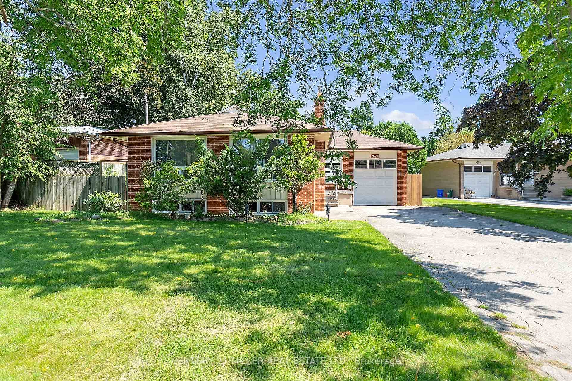 Welcome to this beautifully maintained detached bungalow, ideally located in one of West Oakvilles most sought after neighbourhoods.