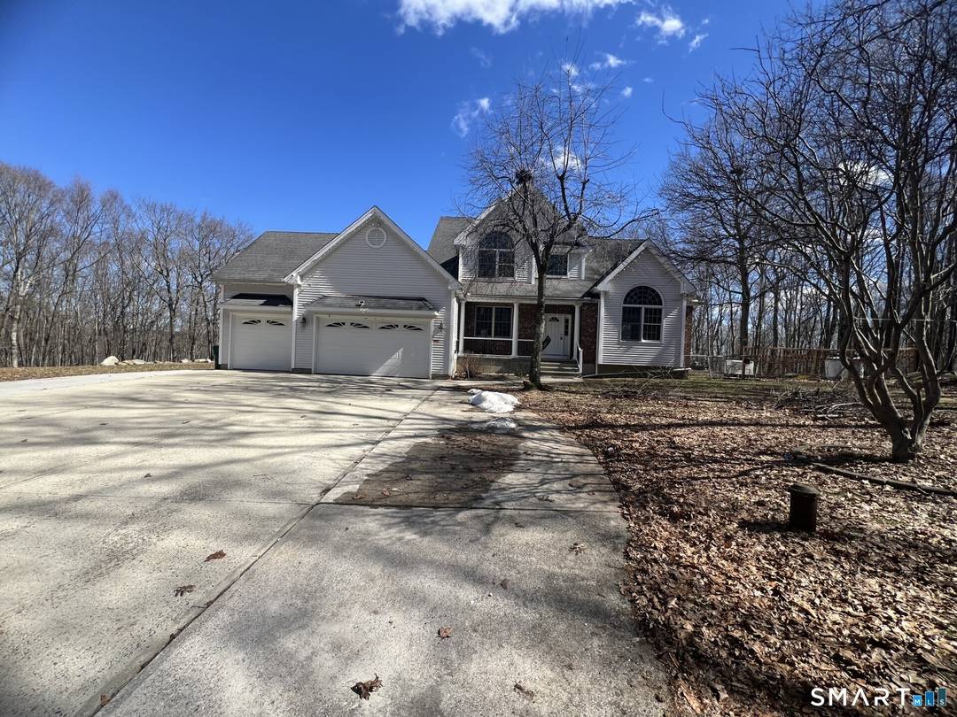 Entertainers Dream ! Welcome to this gorgeous colonial on a beautiful level interior lot.