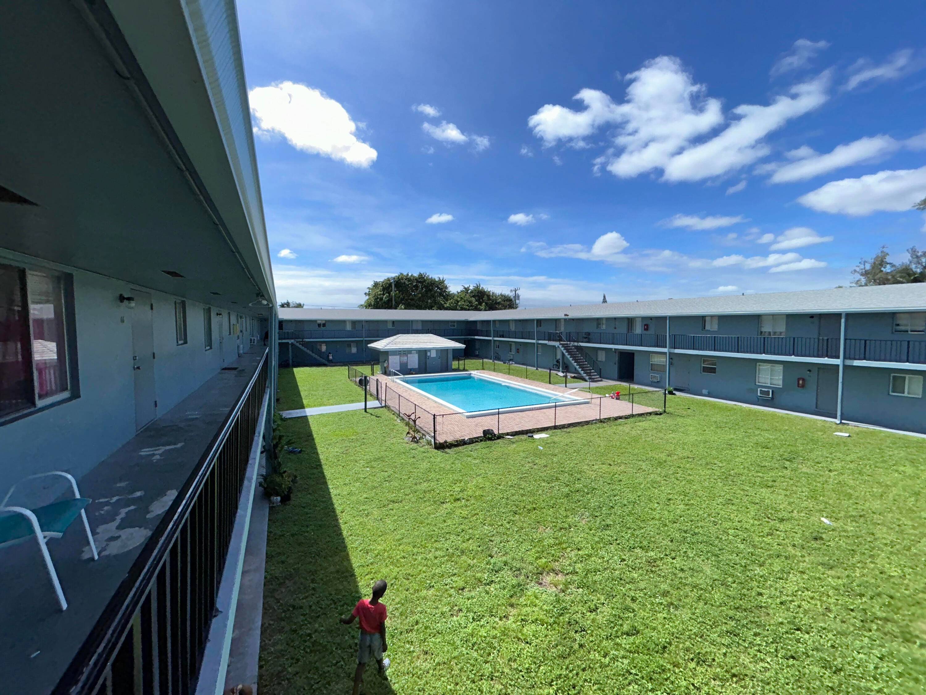 Beautiful 2 bed 1 bath apartment in Lake Worth, east of i 95.