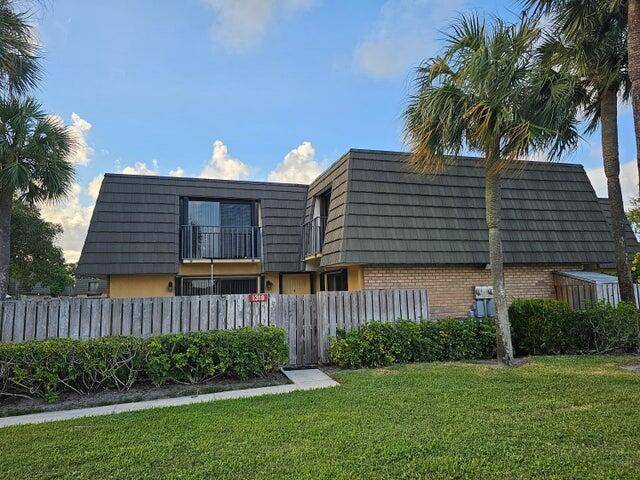 Wonderful 2 story townhome, enjoy spacious living areas with natural light throughout along with an inviting kitchen.