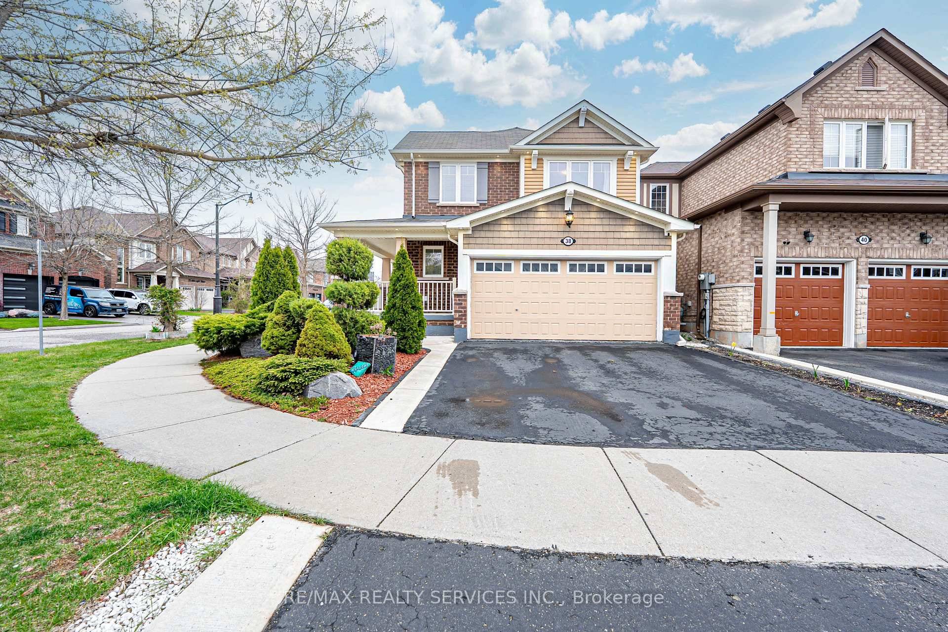 Located on a premium lot, this beautiful detached home features a recently upgraded modern kitchen with soft close cabinets, built in garbage bins, pantry, quartz counters, matching backsplash, and under ...