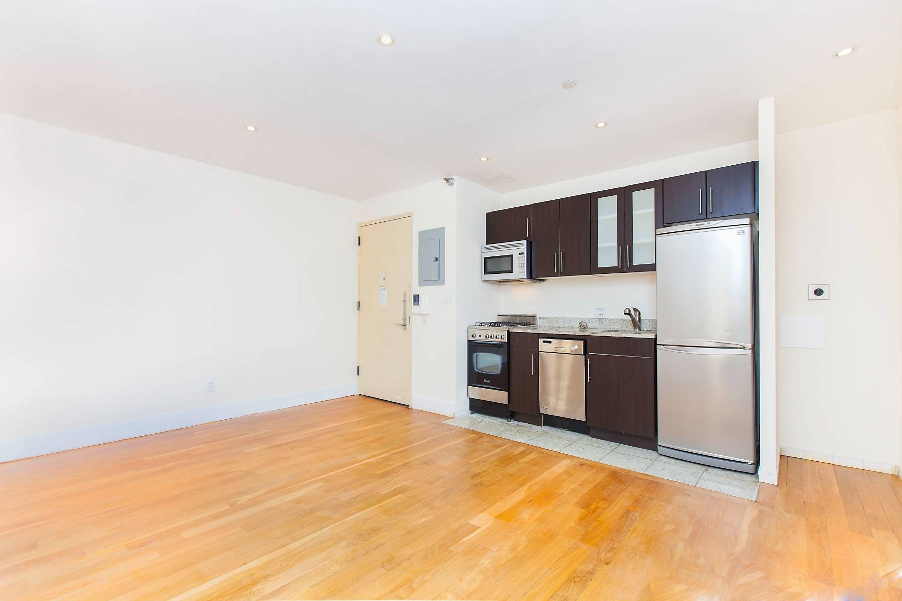 Available for 9 5. We can show during the open house times listed by appointment Sat 2 30Newer condo quality, doorman building in the hottest area in Manhattan.