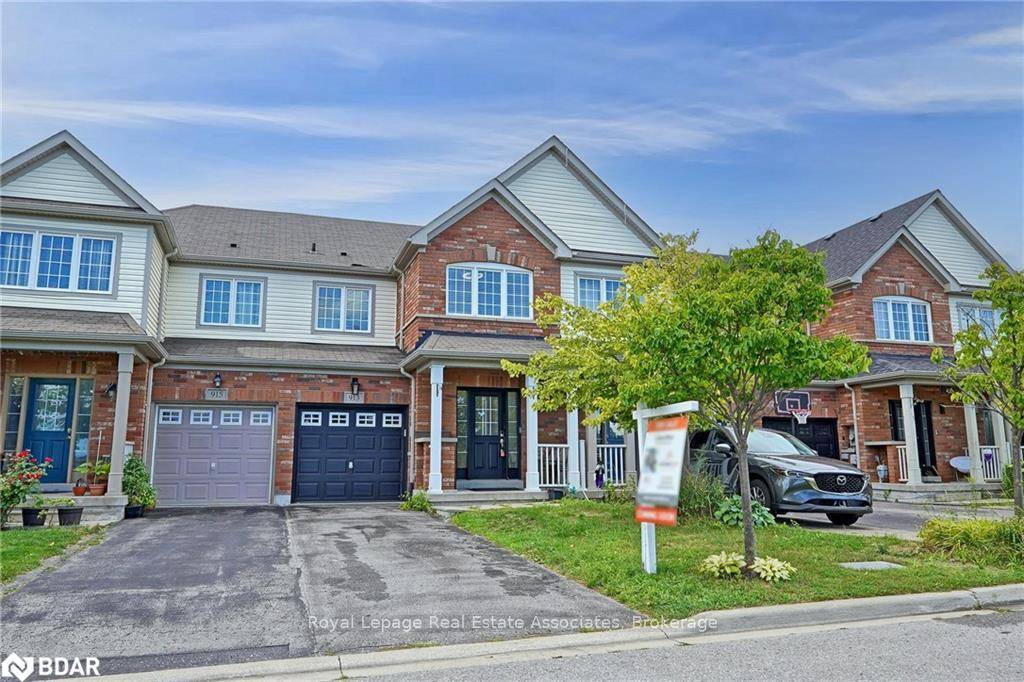Welcome to this beautiful 2 storey townhouse featuring a bright open concept design and plenty of natural light throughout.