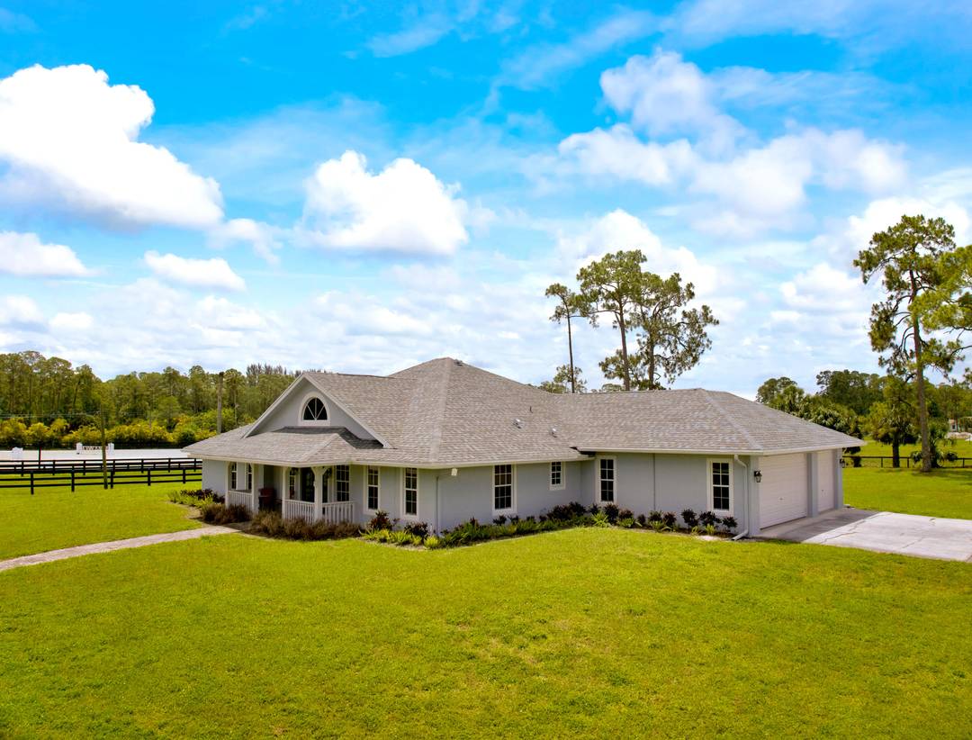 Fully furnished 4 bedroom, 2 bath single family home available for short term rental this summer in Loxahatchee.