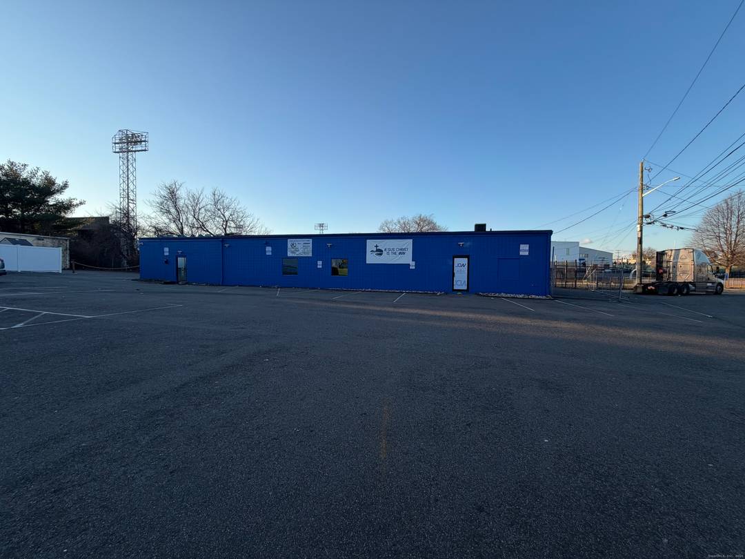 Prime commercial opportunity in Bridgeport's growing corridor !