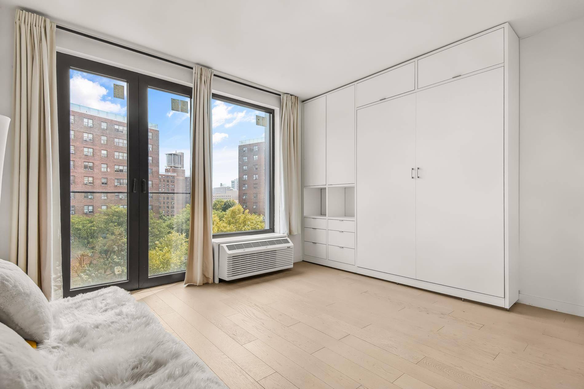 Perched on a high floor for optimal sunlight and minimal street noise, this designer studio in East Harlem s newest boutique condominium, HUXLEY, offers a sleek, thoughtful layout with premium ...