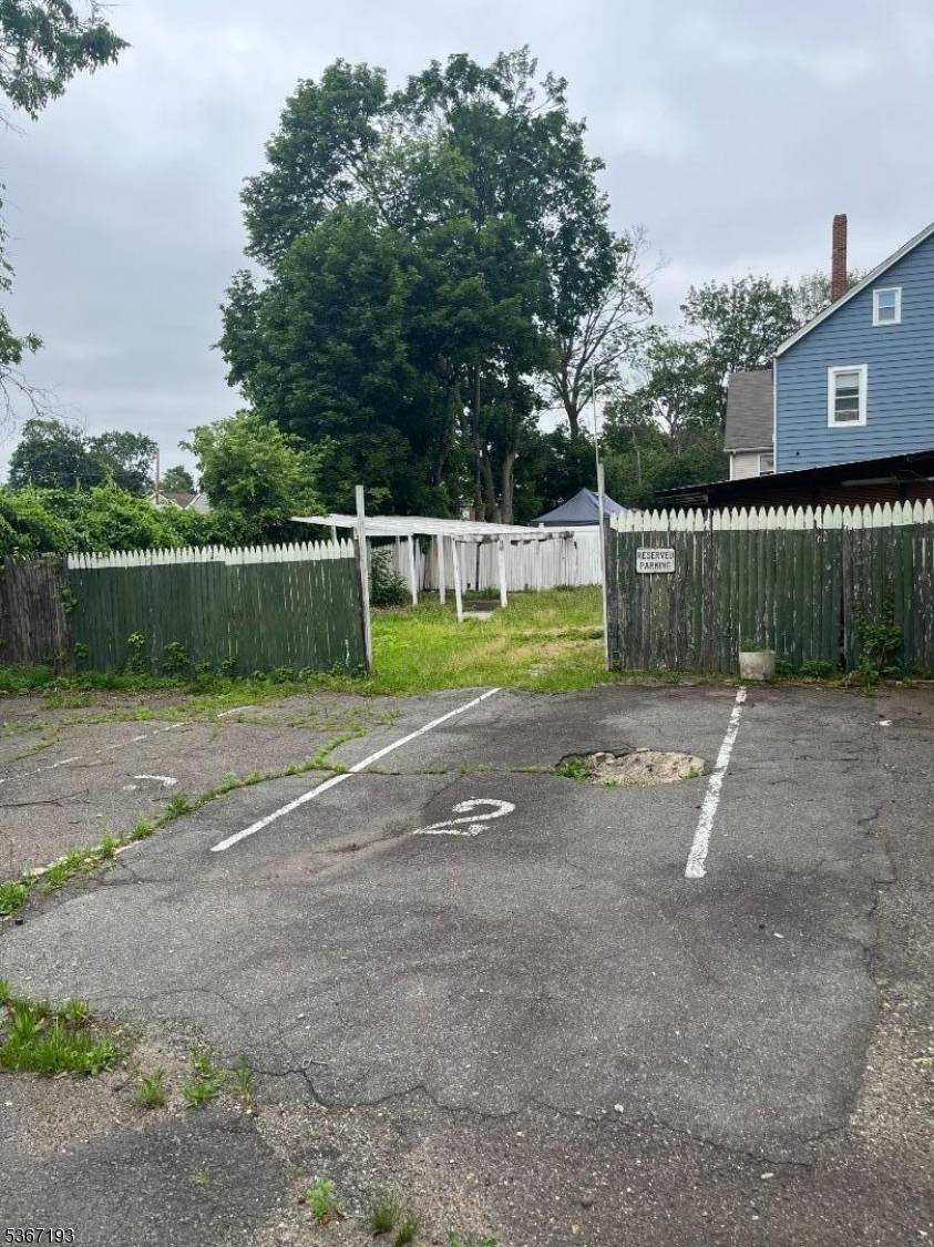 Good location. Next to park.