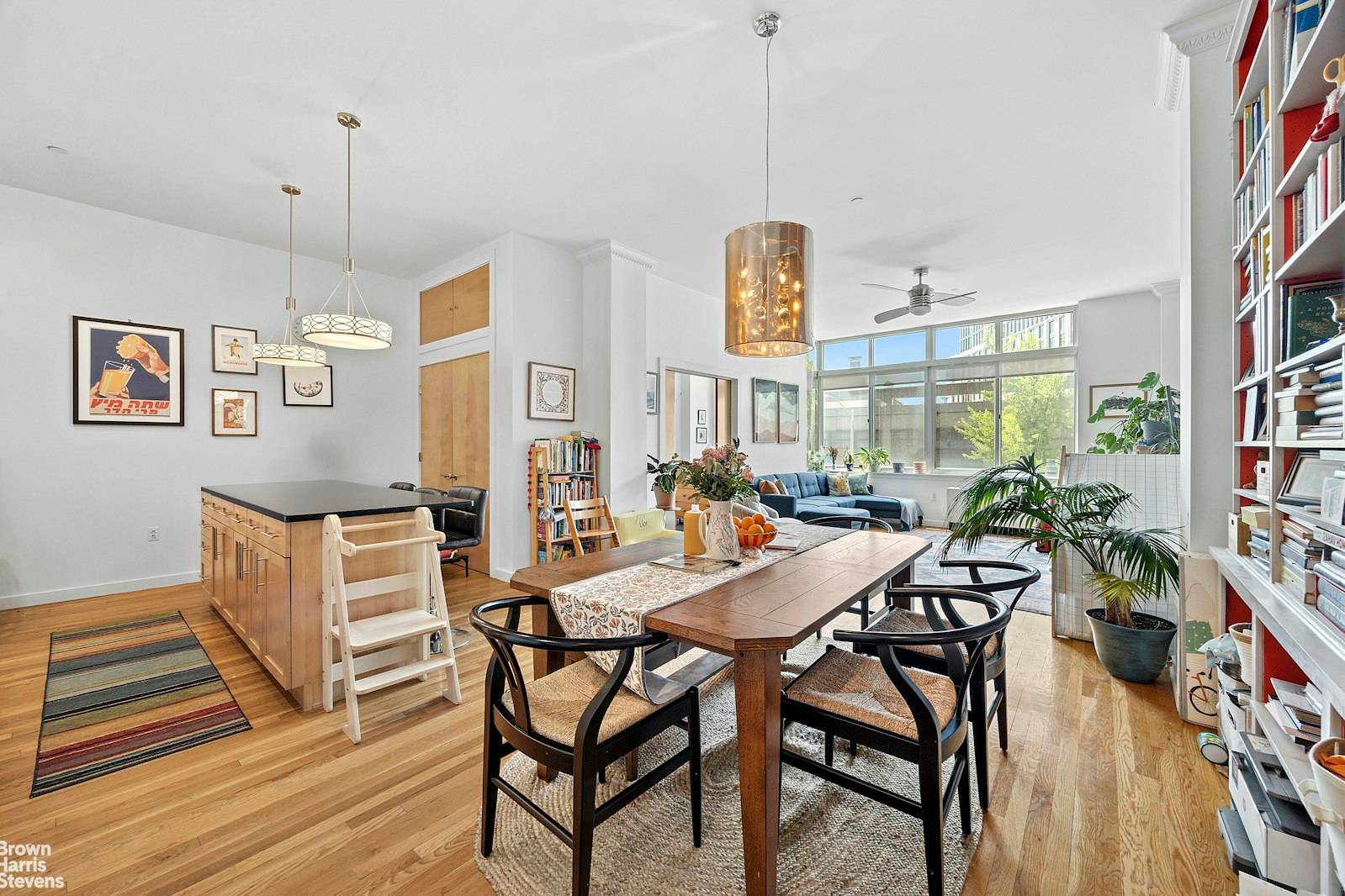 Pristine 2 bedroom, 2 bath in Southwest Harlem's original elevator'd loft building, boasting 11 foot ceilings and open plan kitchen with stainless steel appliances, built in microwave oven, Bosch dishwasher, ...