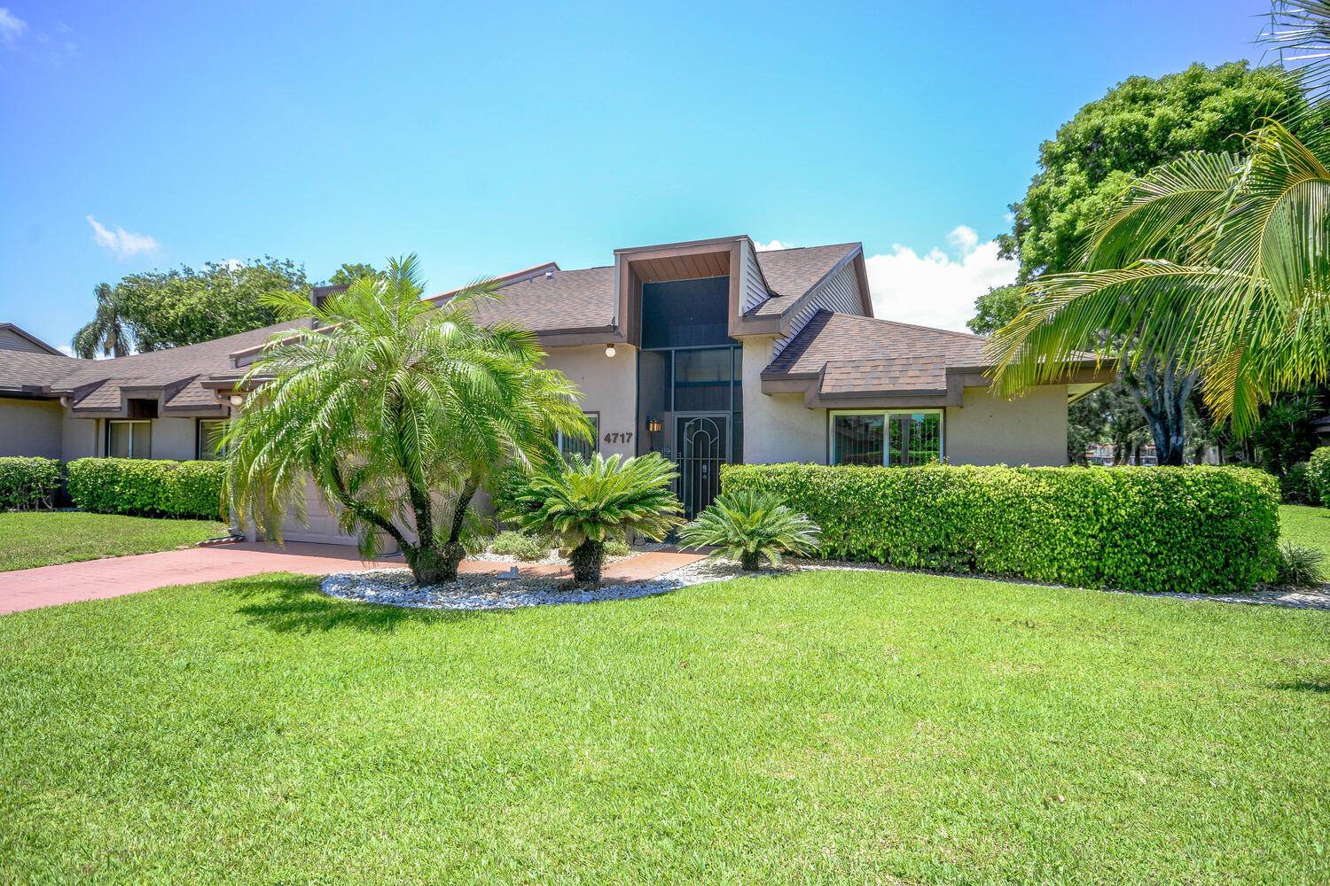 BEAUTIFUL 2 2 VILLA CONVERTIBLE CAN BE 3 BR OR OFFICE.