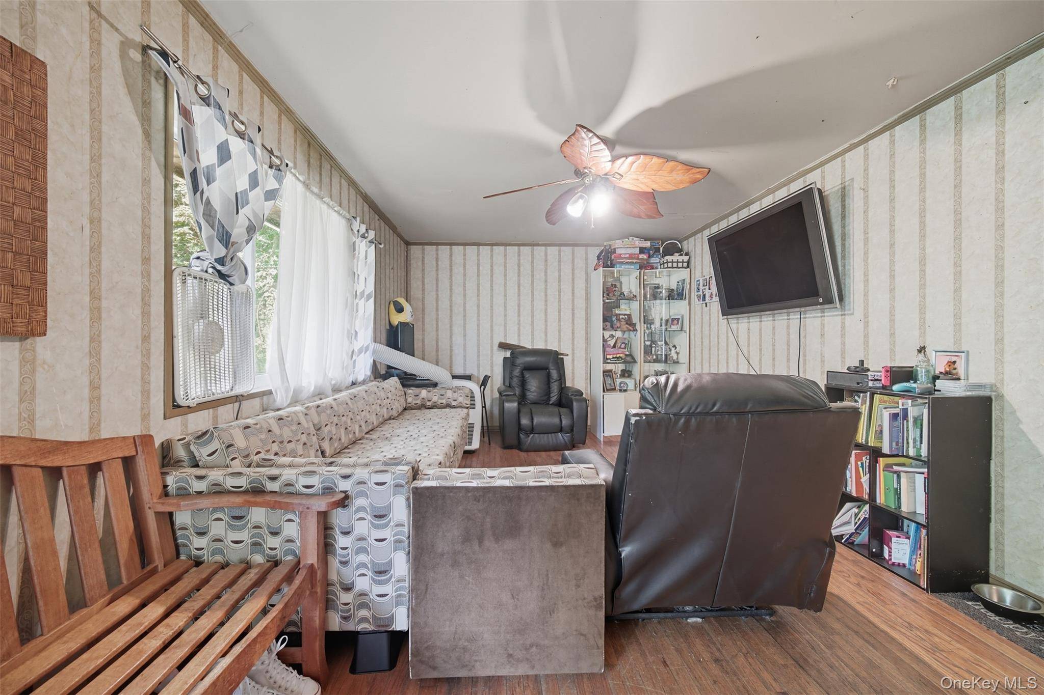 Come see this 3br, 2bth Ranch home which facilitates a Master bedroom located in a quiet neighborhood on a dead end street.