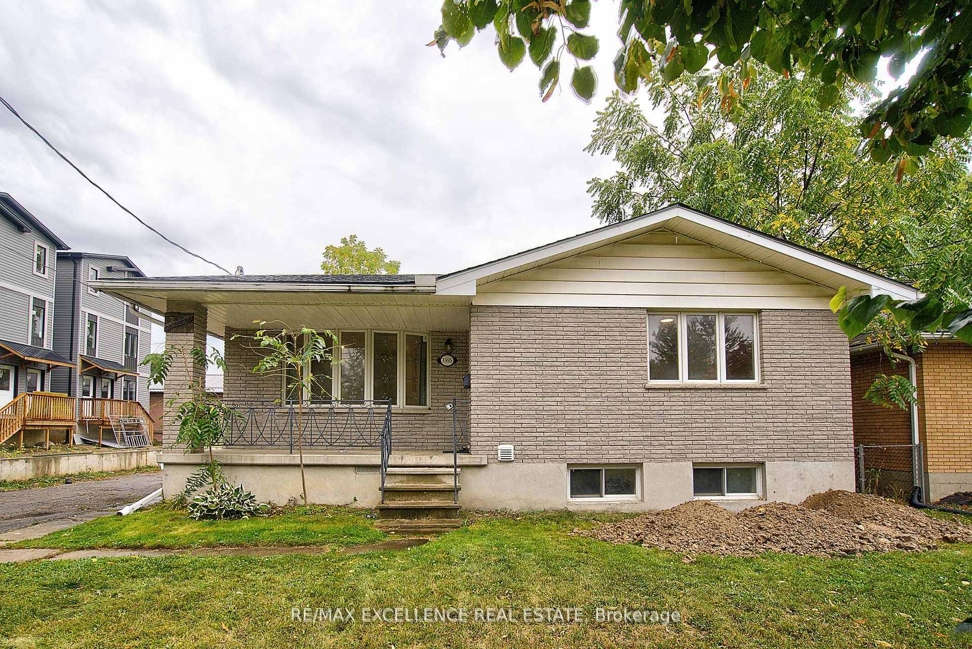 FRESHLY PAINTED, DETACHED BUNGALOW 3 BED, 1 BATH IN EAST LONDON.