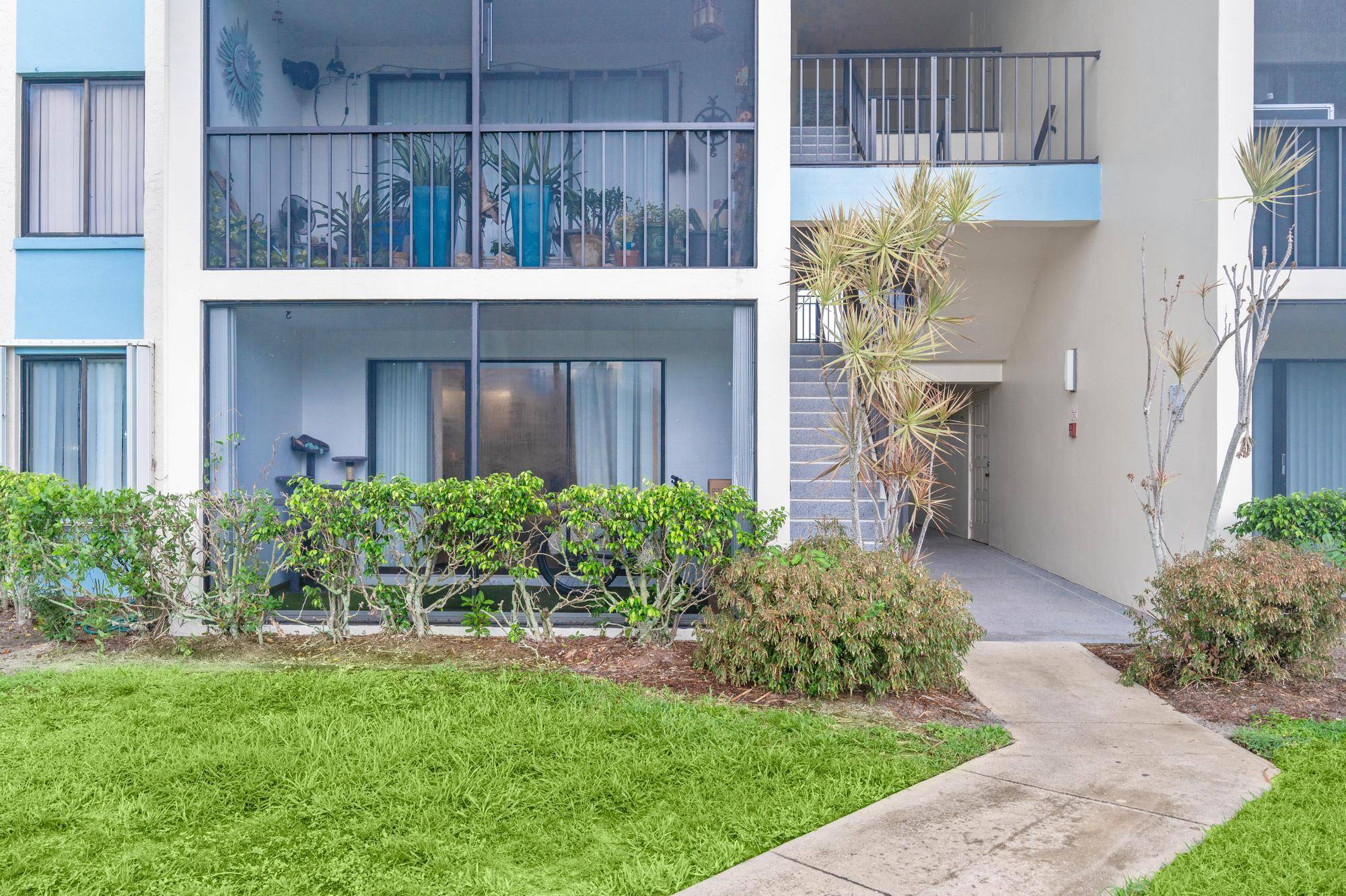 Amazing 2 Bed 2 Bath condo located in the heart of WPB It offers a large living room and dining area.