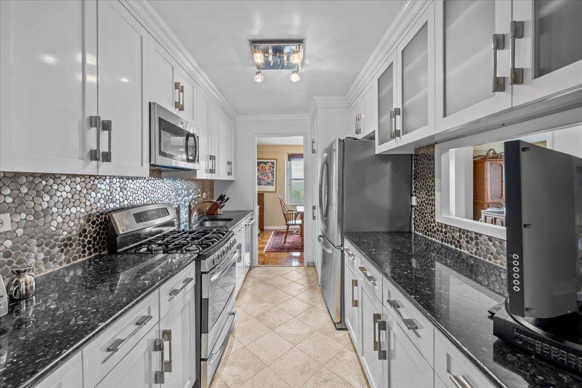 Spectacular Corner Apartment with Stunning Views in River Point Towers Don't miss this rare opportunity to own a spacious, move in ready 3 bedroom, 2 bathroom corner apartment in the ...