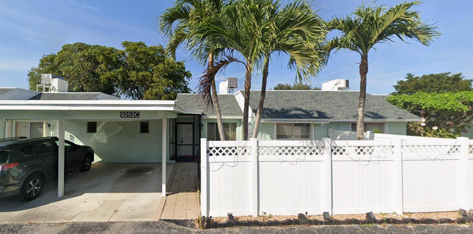 Newly remodeled Townhome in the wonderful Greenhouse of Boca community !
