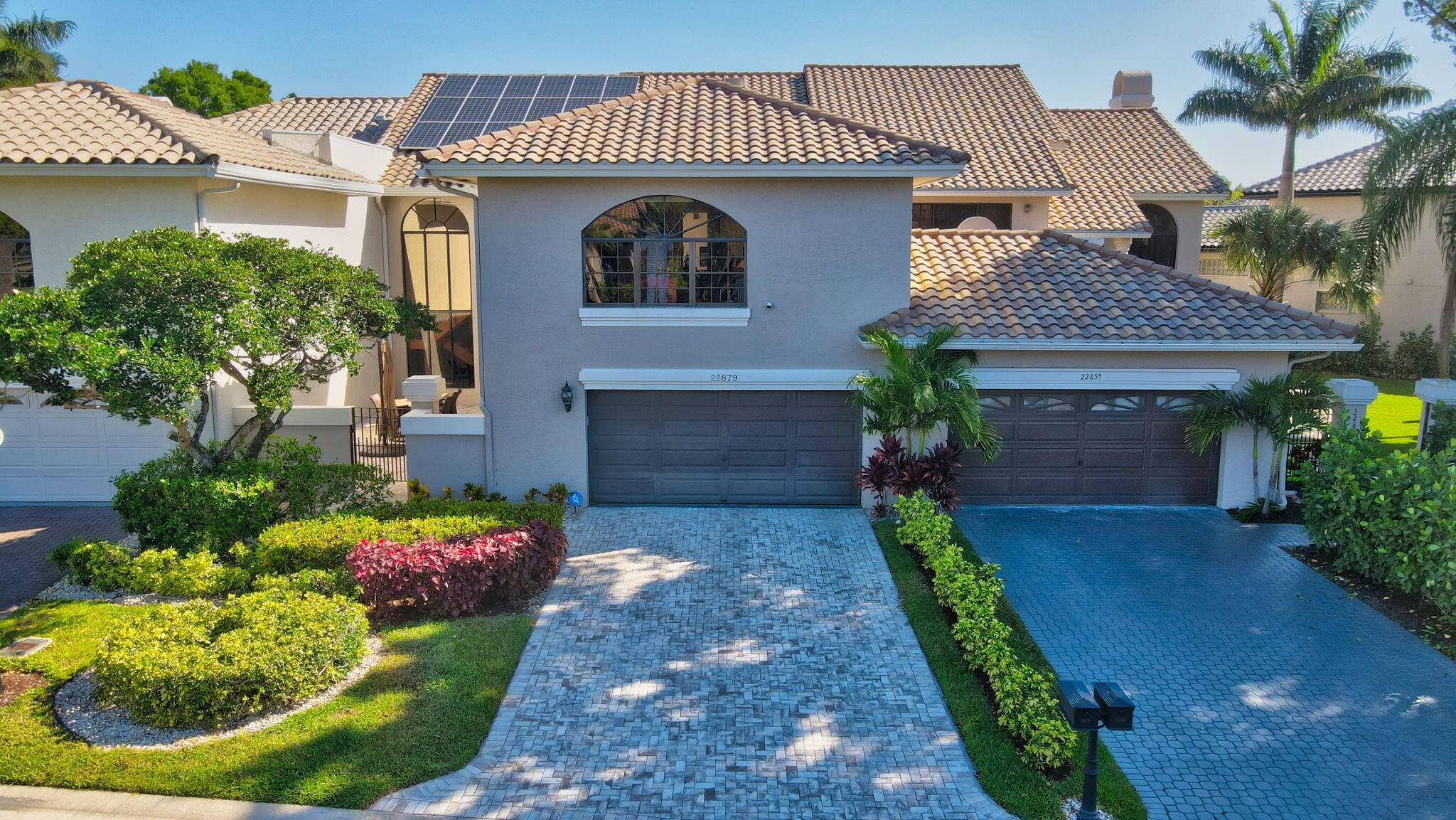 This stunning, fully renovated townhome offers 3, 900 sq.