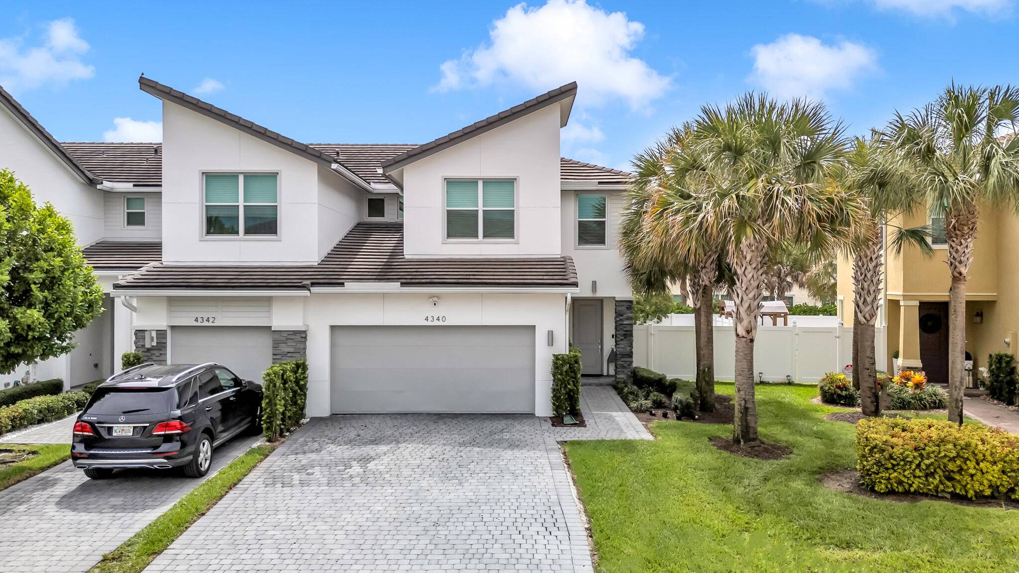 Beautiful Modern Townhouse in Prime Deerfield Beach Location !