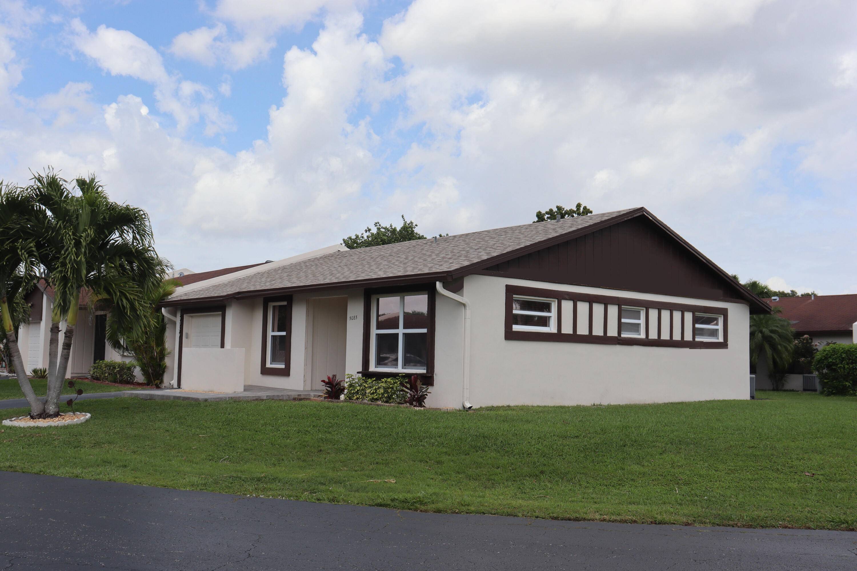 This completely renovated 2 bedroom, 2 bathroom villa with a one car garage plus a Bounce room and a Florida room, is ready for immediate move in.