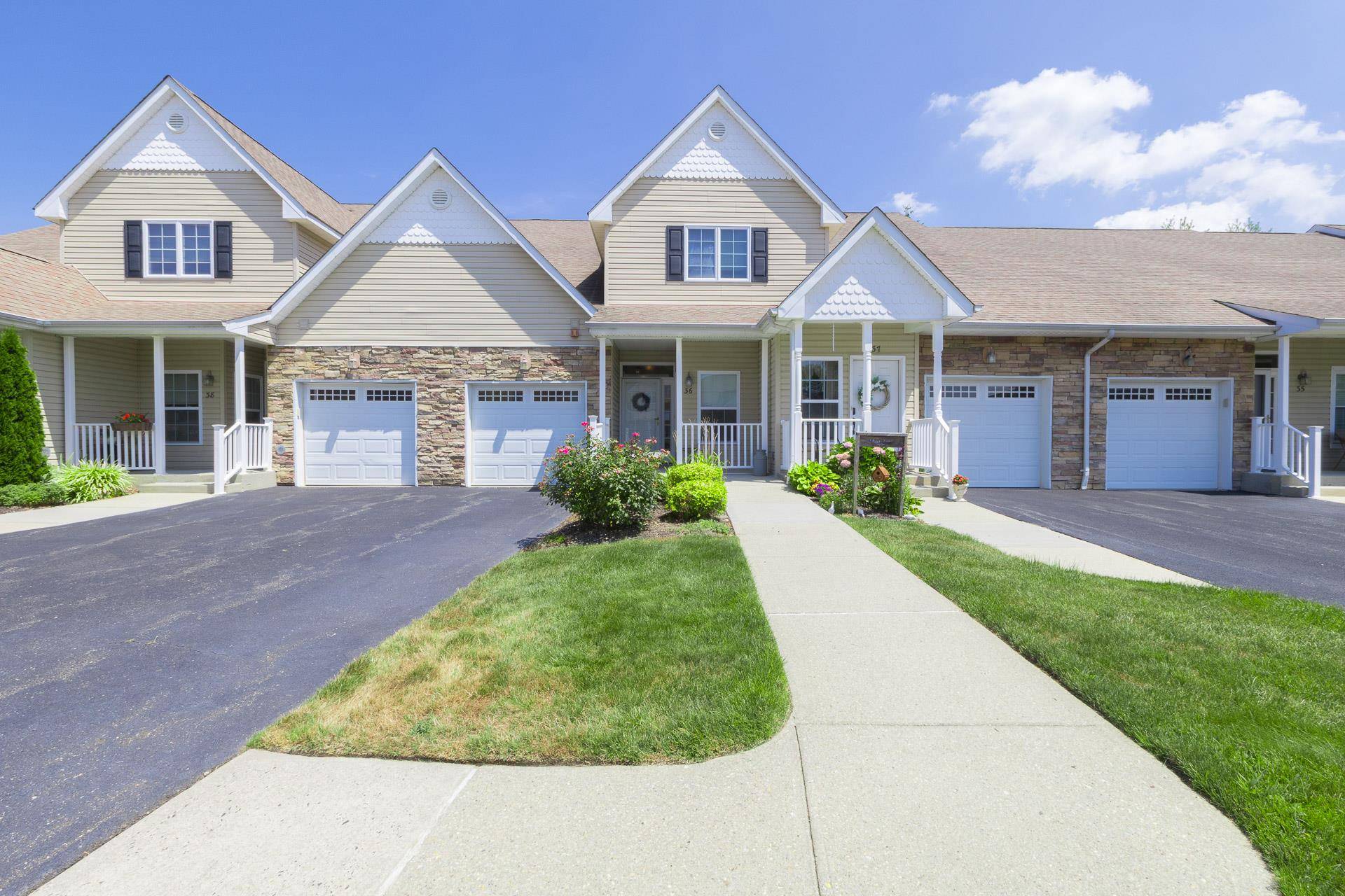 Move right into this meticulous, desirable lower unit.
