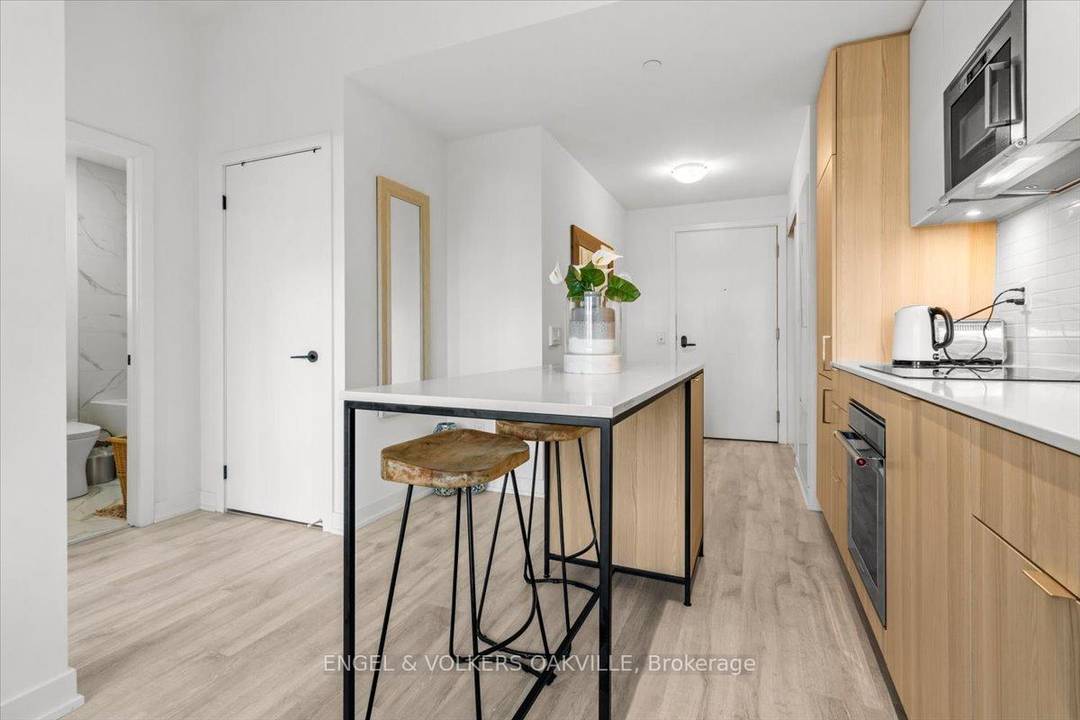 Discover exceptional value and turnkey convenience in this beautifully fully furnished 1 bedroom, 1 bathroom residence, complete with premium parking and a private storage locker.