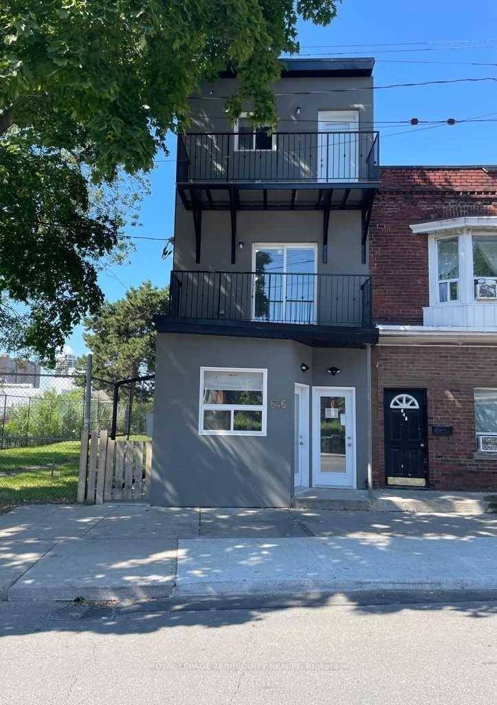 Stylishly Renovated Sunlit Townhome in the Heart of Lansdowne Live in comfort and style in this beautifully renovated, east facing townhouse bathed in natural light.
