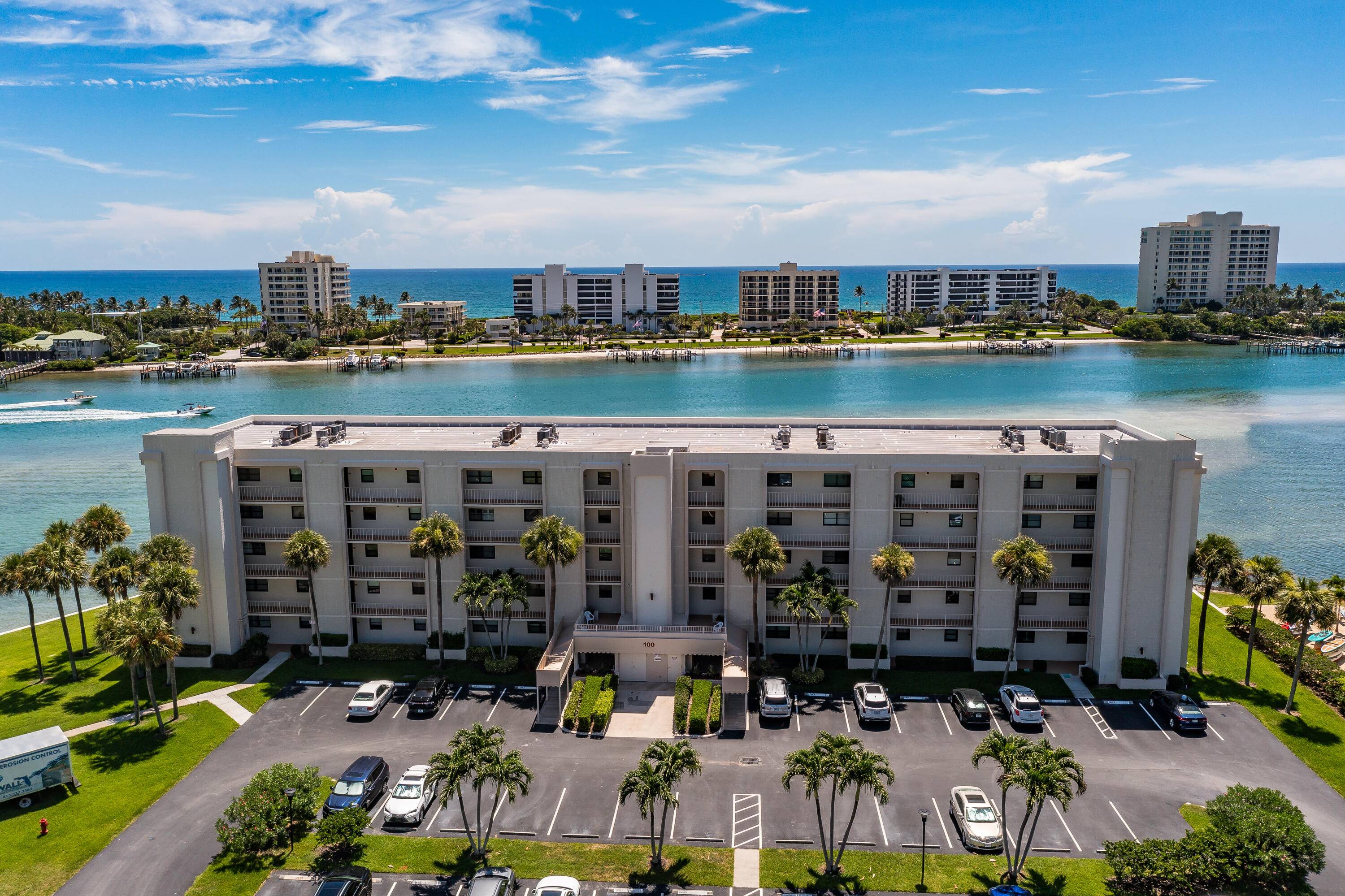 This remodeled unit offers breathtaking views of the turquoise waters of the Intracoastal Waterway in the heart of Tequesta.
