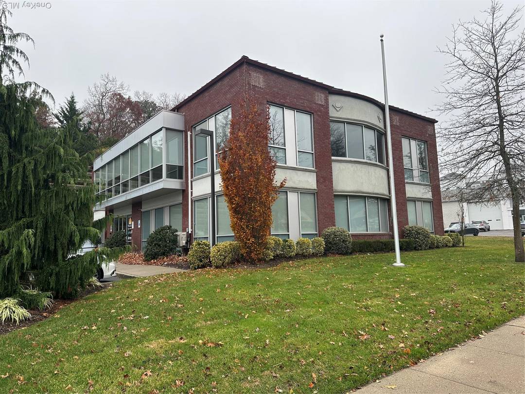 Excellent Leasing Opportunity 1, 700 SF Class A Medical Professional Office Suite This 1, 700 SF second floor suite is located in a newly built, modern two story Class A ...