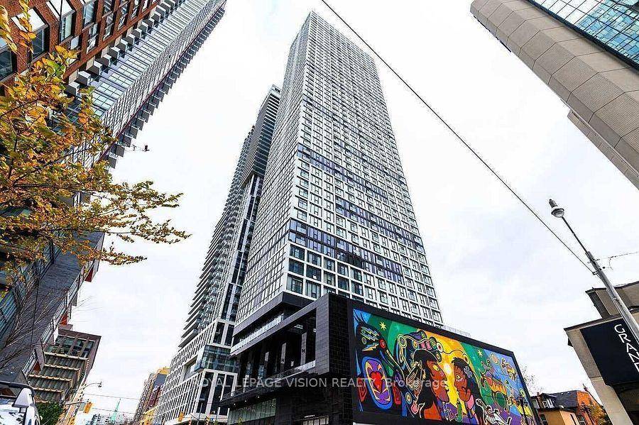 2 Bedroom Corner Suite. 28th Floor Bright And Spacious Open Concept Layout.