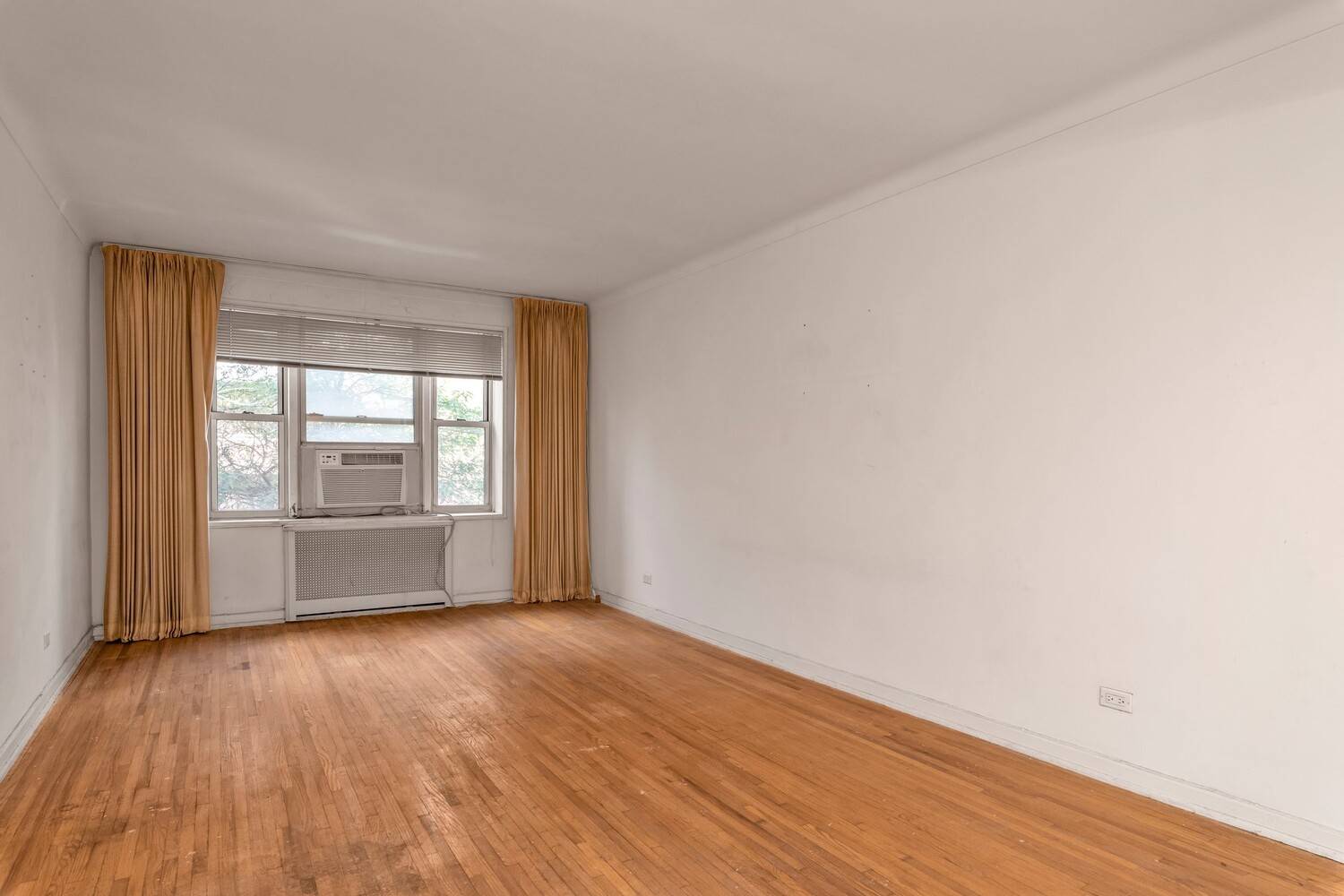 The Greenbriar Spacious 3 Bedroom with Terrace in the Heart of Forest Hills Welcome to The Greenbriar, one of Forest Hills most sought after full service co op buildings, complete ...