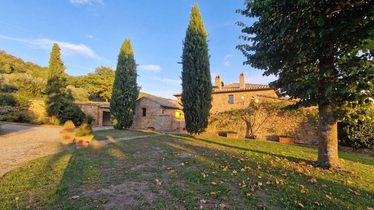 Restored farmhouse with swimming pool, outbuildings, 230 ha of land with olive groves and panoramic views for sale in Pienza, Val d'Orcia, Tuscany.