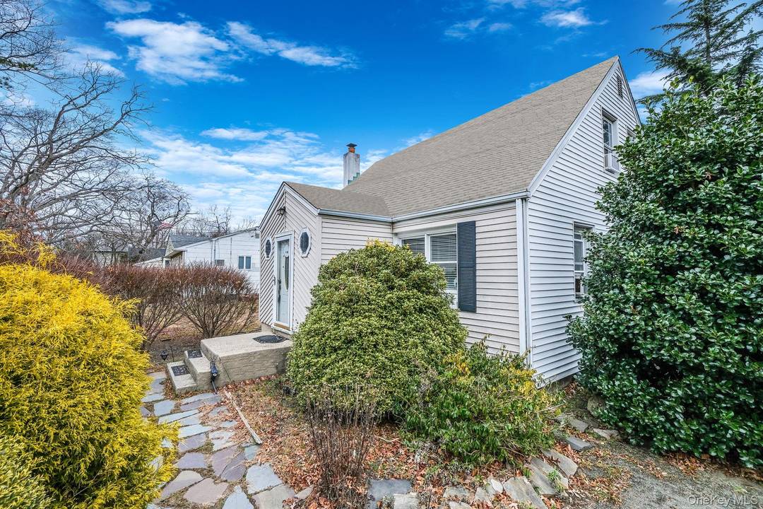 Welcome to 287 Central Ave, Bohemia NY a value packed opportunity in the award winning Connetquot School District on a quiet dead end street.