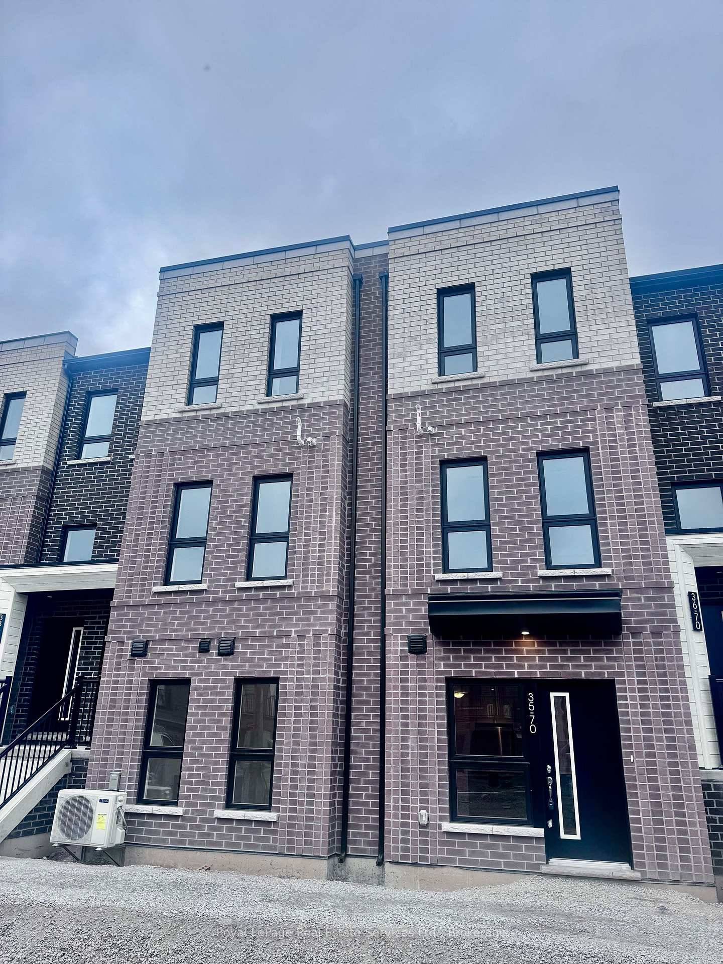 Introducing a Refined Standard of Living in Waterdowns Newest Boutique Community.