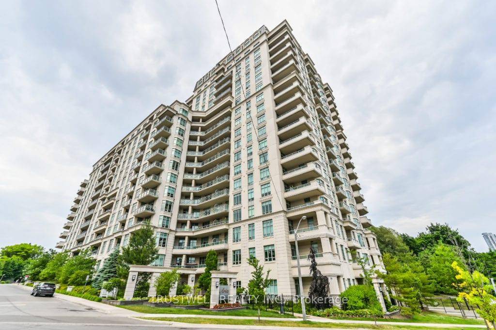 Extremely Beautiful and Bright Unit in the Luxurious Aria Building in North York.