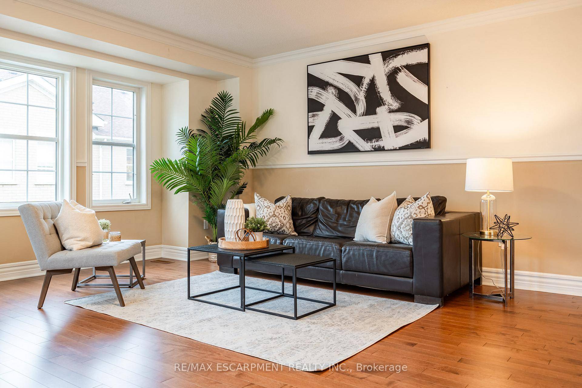 Welcome to this beautifully maintained end unit townhome, offering 3 1 bedrooms, 3 bathrooms, and a walkout to a professionally hardscaped, low maintenance backyard perfect for relaxing or entertaining.