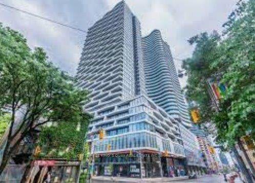 Bright amp ; Spacious 2 Bedroom Condo In The Heart Of Downtown Toronto !
