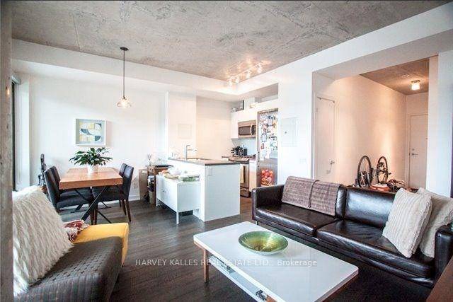 Bright amp ; Beautiful One Bedroom Unit With Parking In Trendy Leslieville !