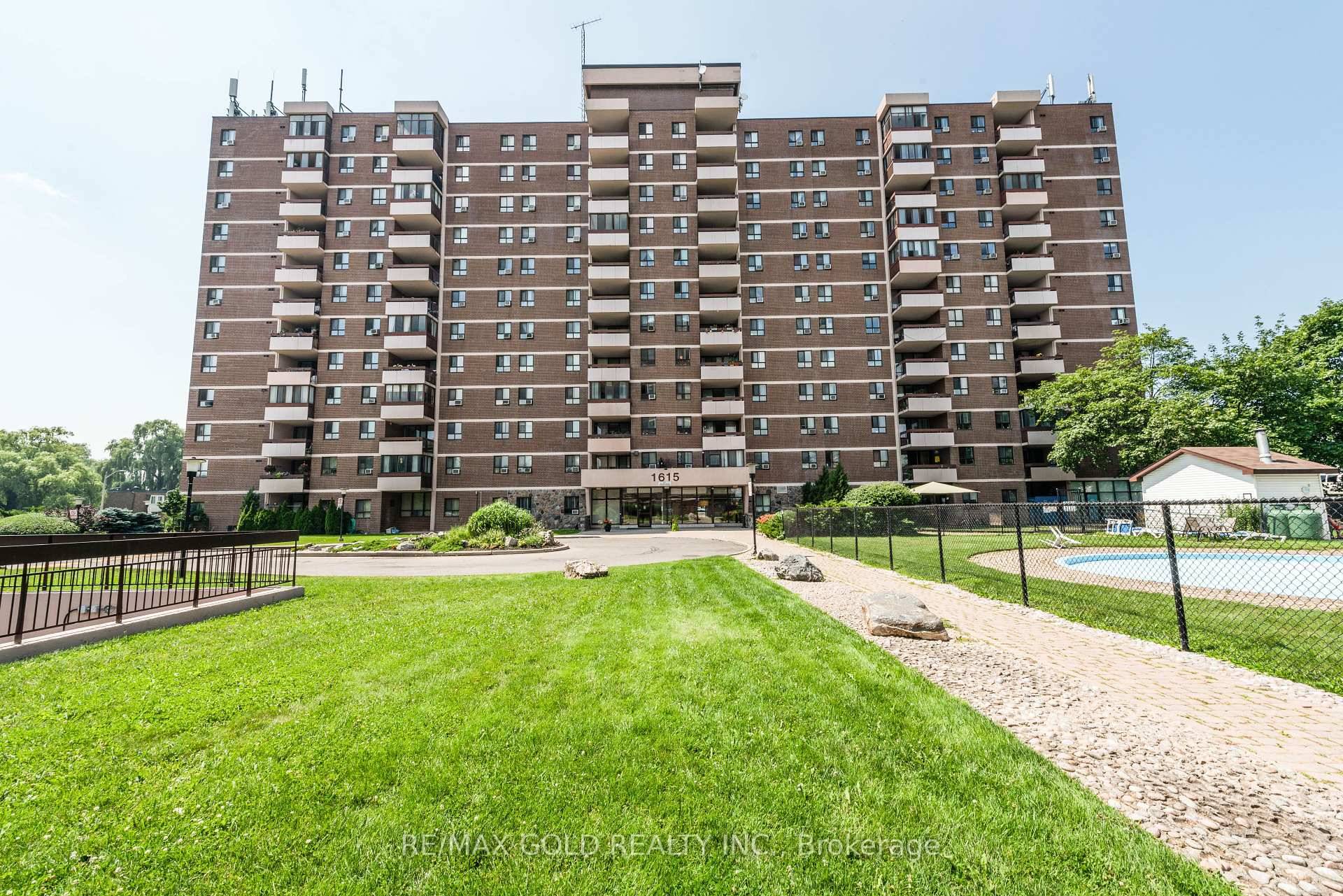 Prime Applewood Location Spacious Condo with All Inclusive Maintenance !
