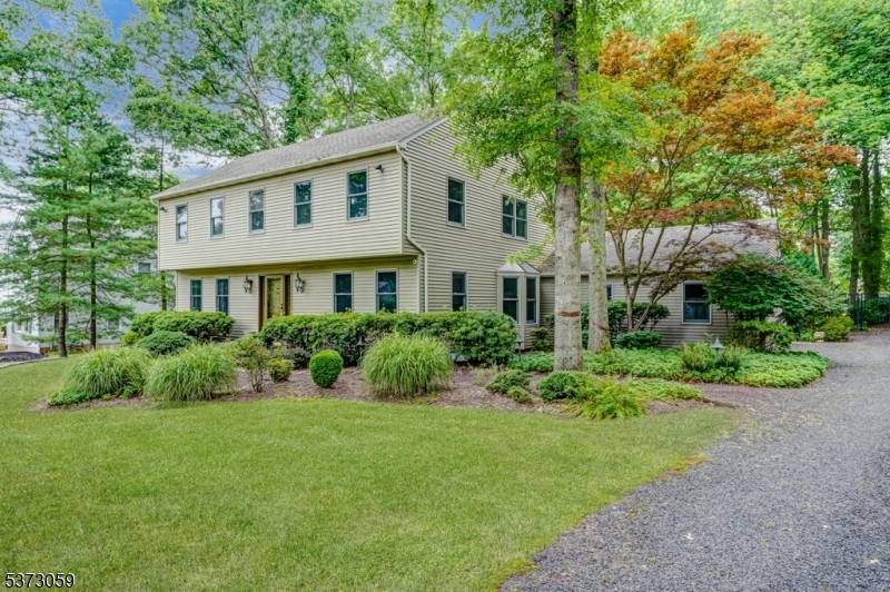 Worthy of a layout in House Garden, the Main Home offers a great layout with a magnificent family room with vaulted ceiling, marble fireplace, skylights and light filled casement windows.