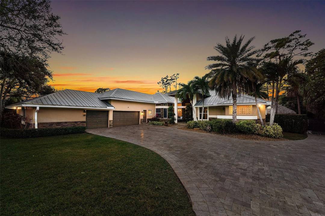 Beautiful family compound with a guest house set on 1.