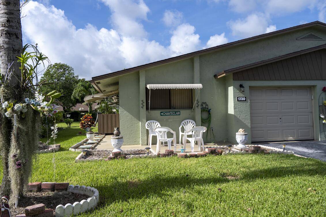 Lovely 2 2 Villa will attached 1 car garage.