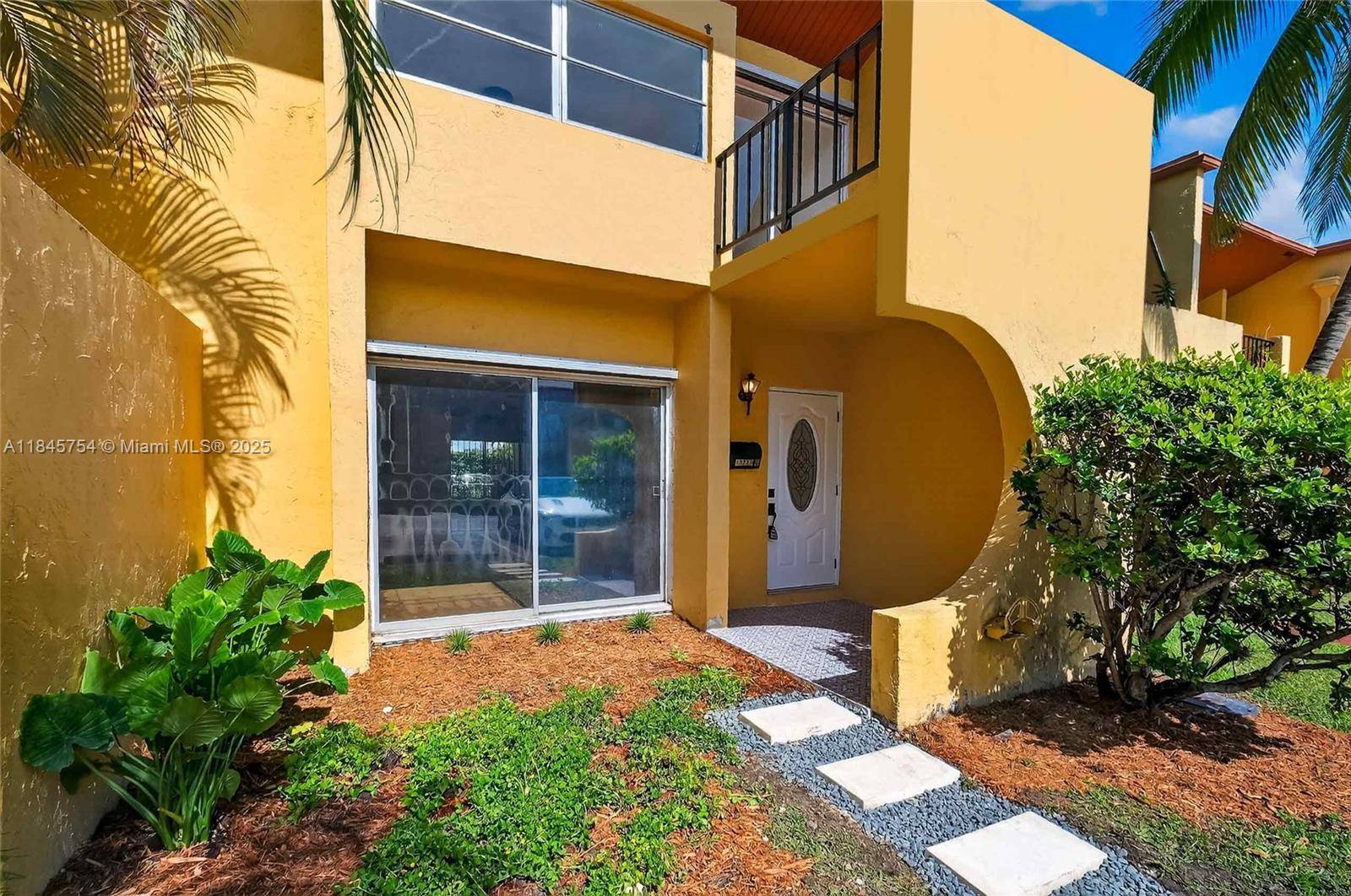 Buyer incentives available for qualified buyers Beautifully updated 2 story townhouse in the highly sought after Kendall Lakes community.