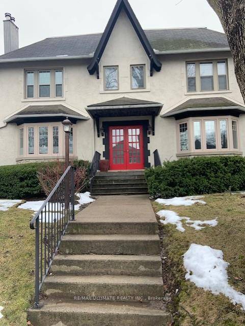 Prime Forest Hill location featuring spacious 2 bedroom unit on ground floor with private south facing patio and fenced yard.