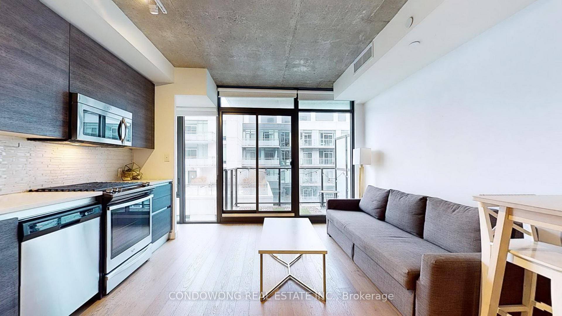 Perfect 1 bedroom unit located in the lively and vibrant King West neighbourhood well loved by young professionals !
