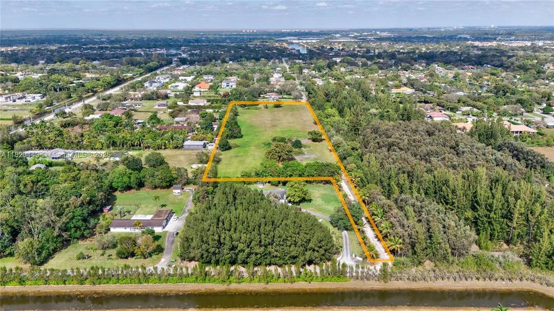 Rare offering NO POWER LINES !