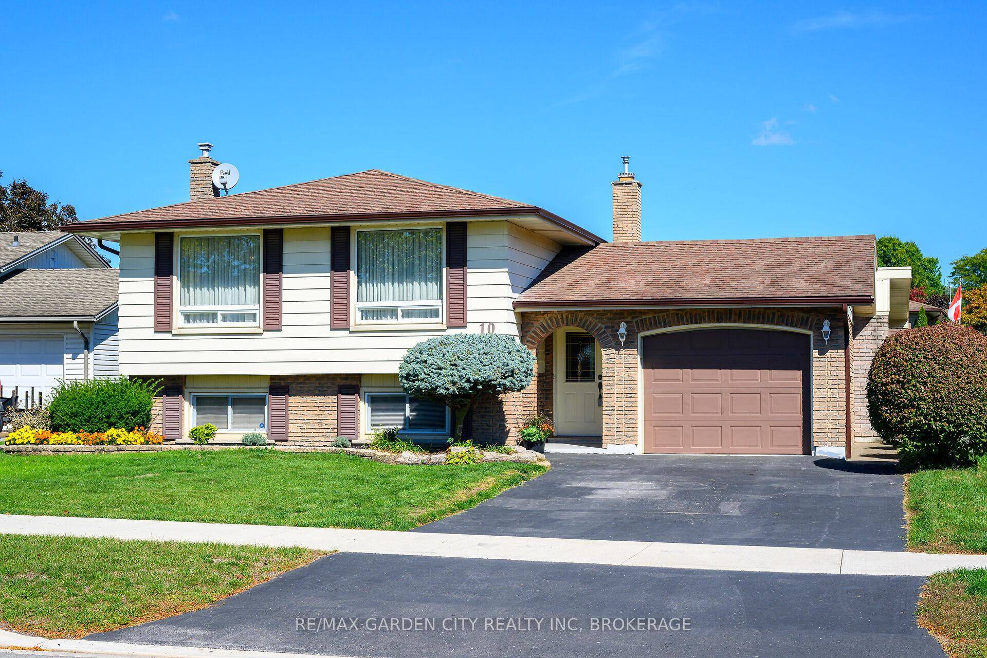 This lovely raised Bungalow is located in a desirable North End Neighbourhood.