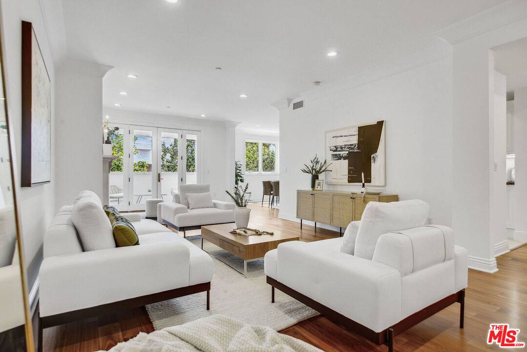 261  S Reeves Dr 3.0 Beverlywood LA