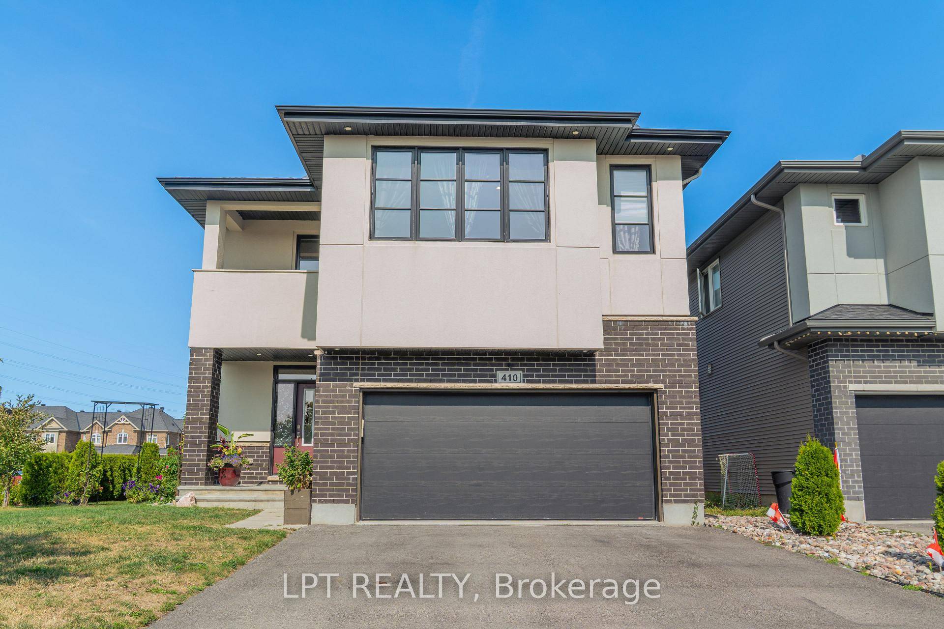 Welcome to this stunning North Hampton model by Cardel Homes, ideally located in the desirable community of Stittsville Kanata Blackstone.