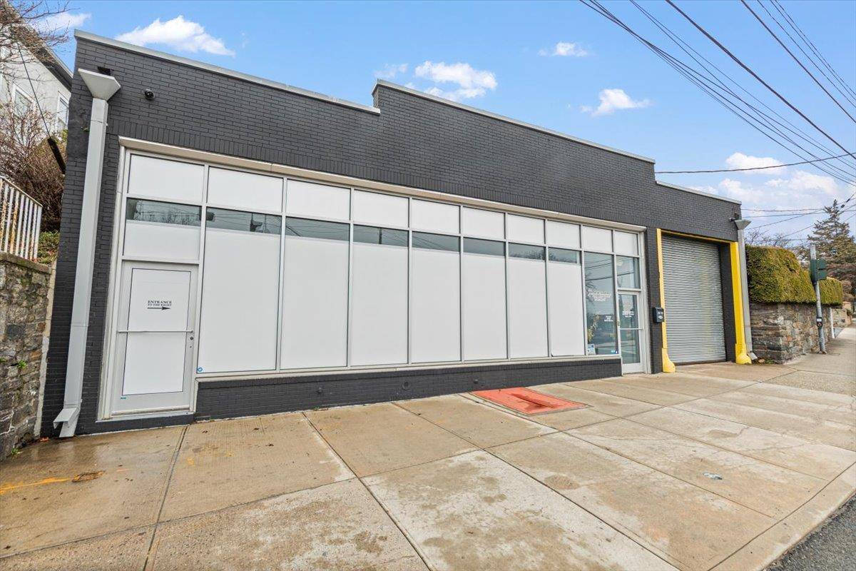 Discover an exceptional opportunity with this prime Industrial Flex Retail property, ideally situated in a highly visible location with excellent traffic flow, close to major roadways and public transportation.