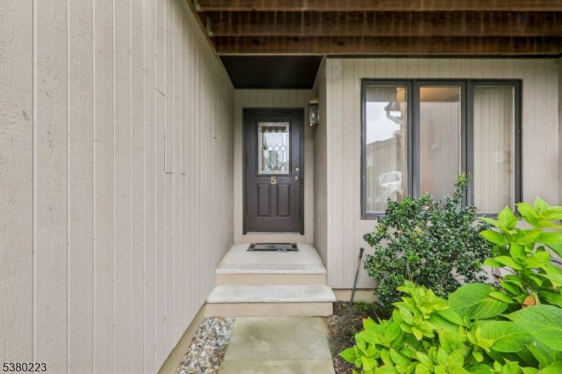 2 bedroom 2 full and 1 half bath Sycamore unit with 1 car garage and full, finished lower level offers 2, 000 sq.